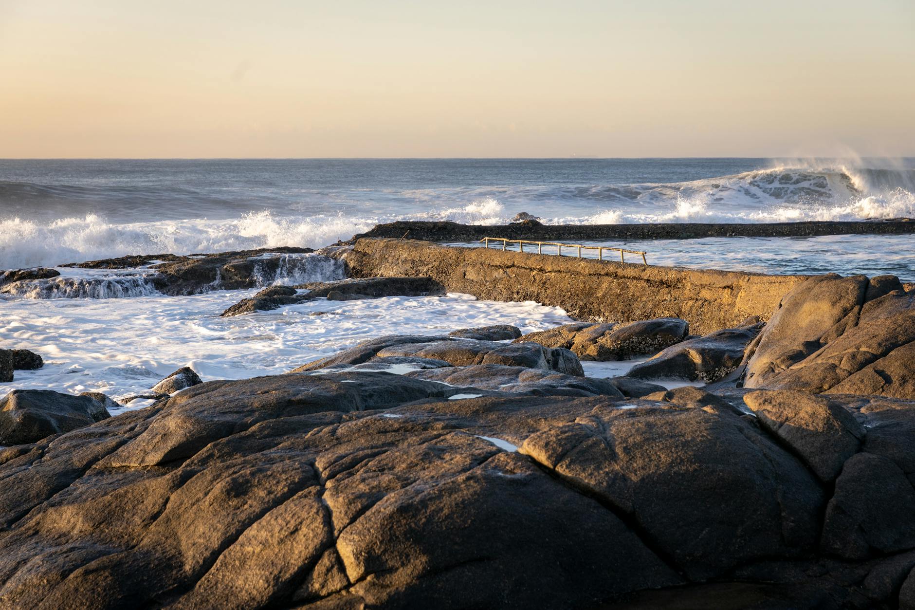Fale rozbijające się o skaliste wybrzeże Dolphin Coast w RPA