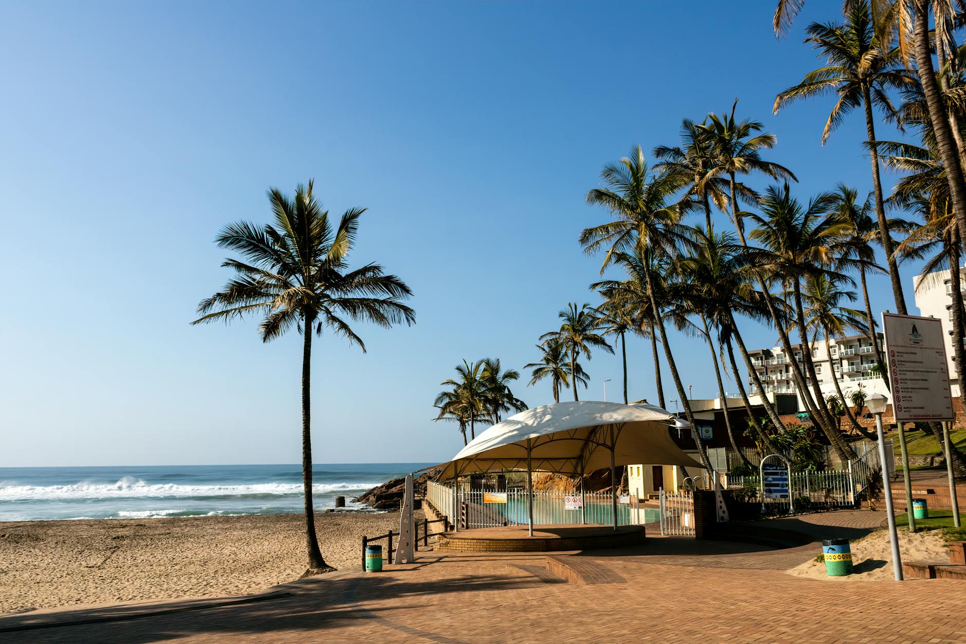Najpiękniejsze plaże RPA: od Kapsztadu po Durban i dzikie wybrzeże Oceanu Indyjskiego Palmy i zabudowania przy plaży Margate w prowincji KwaZulu-Natal