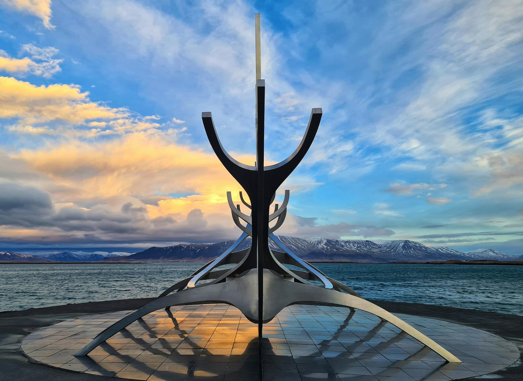Rzeźba Sun Voyager na tle kolorowego zachodu słońca w Reykjaviku