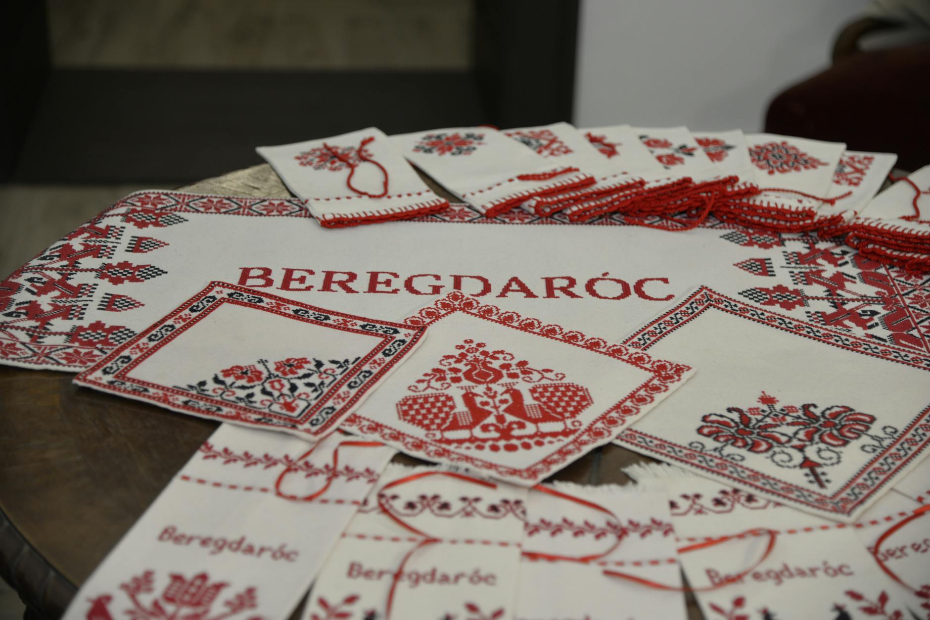 Tradycyjne haftowane tkaniny z Beregdaróc z węgierskimi wzorami