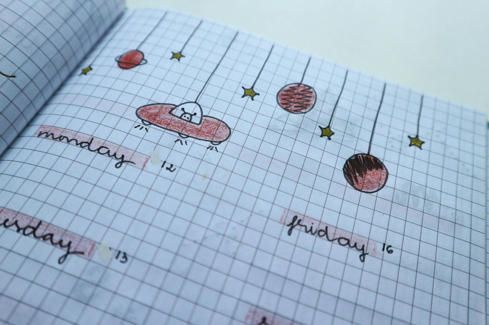 Zbliżenie na ręcznie rysowany tygodniowy planer w stylu bullet journal