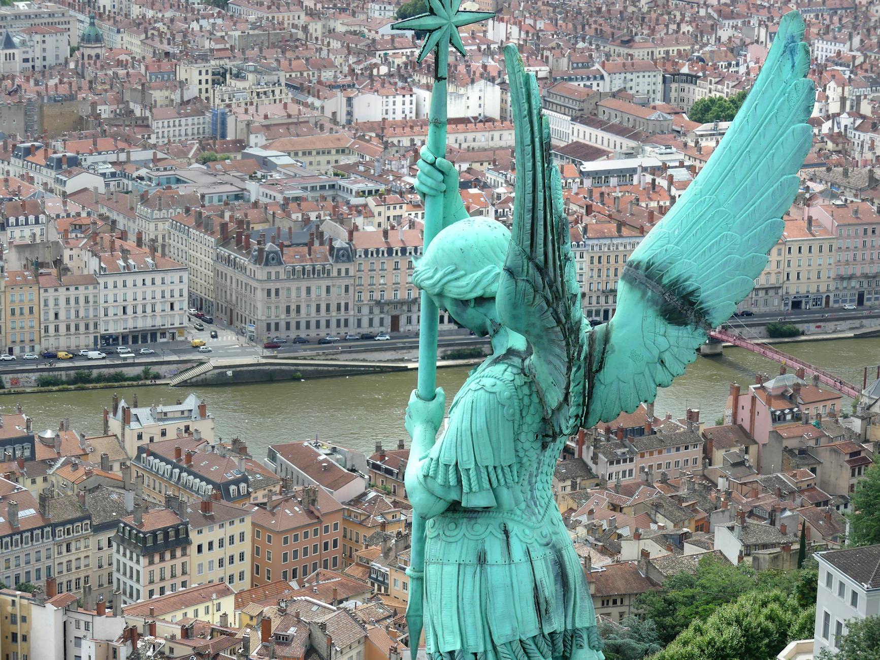 Panorama Lyonu spod bazyliki Notre-Dame de Fourvière z posągiem anioła