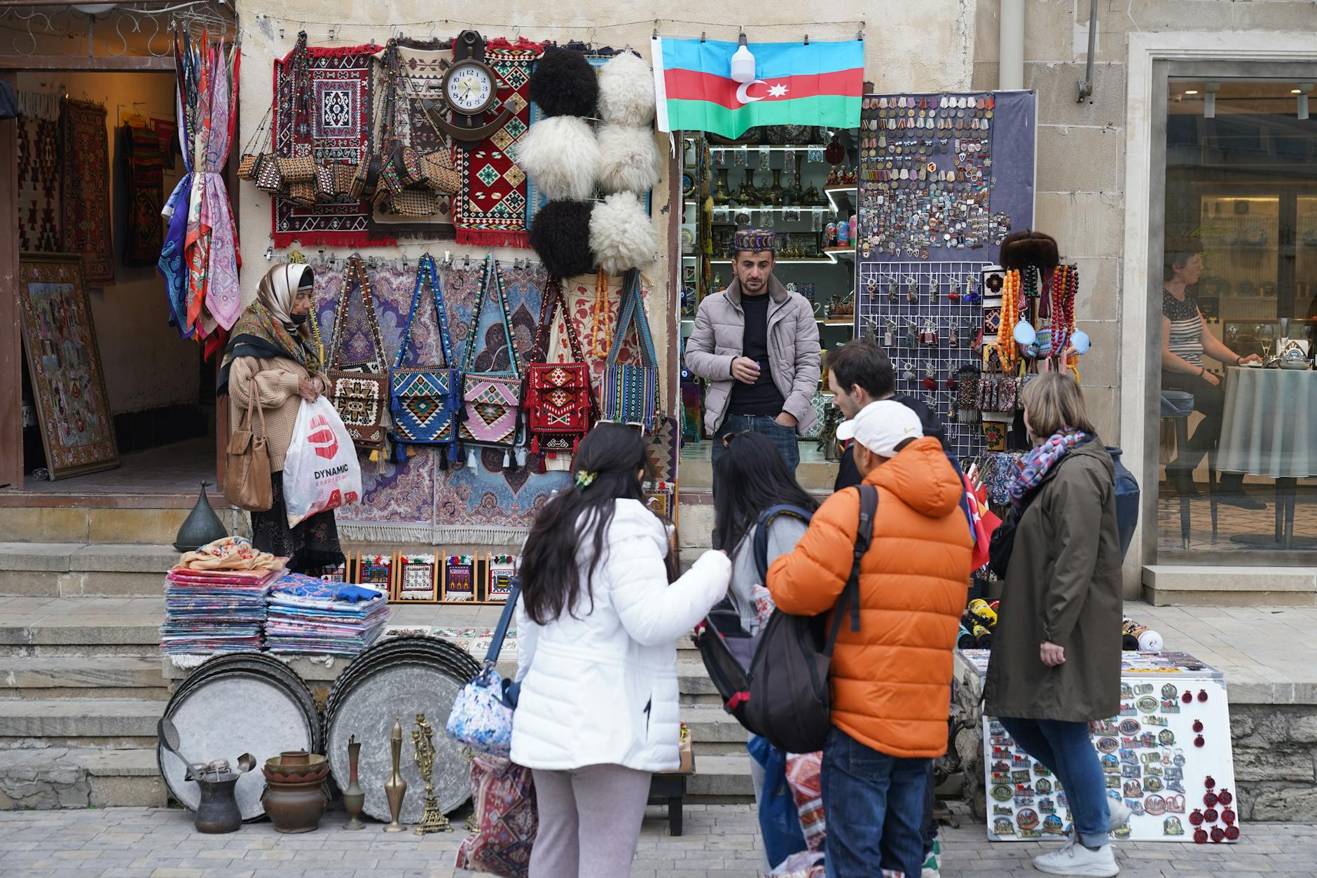 Targ uliczny z rękodziełem i pamiątkami w kraju muzułmańskim