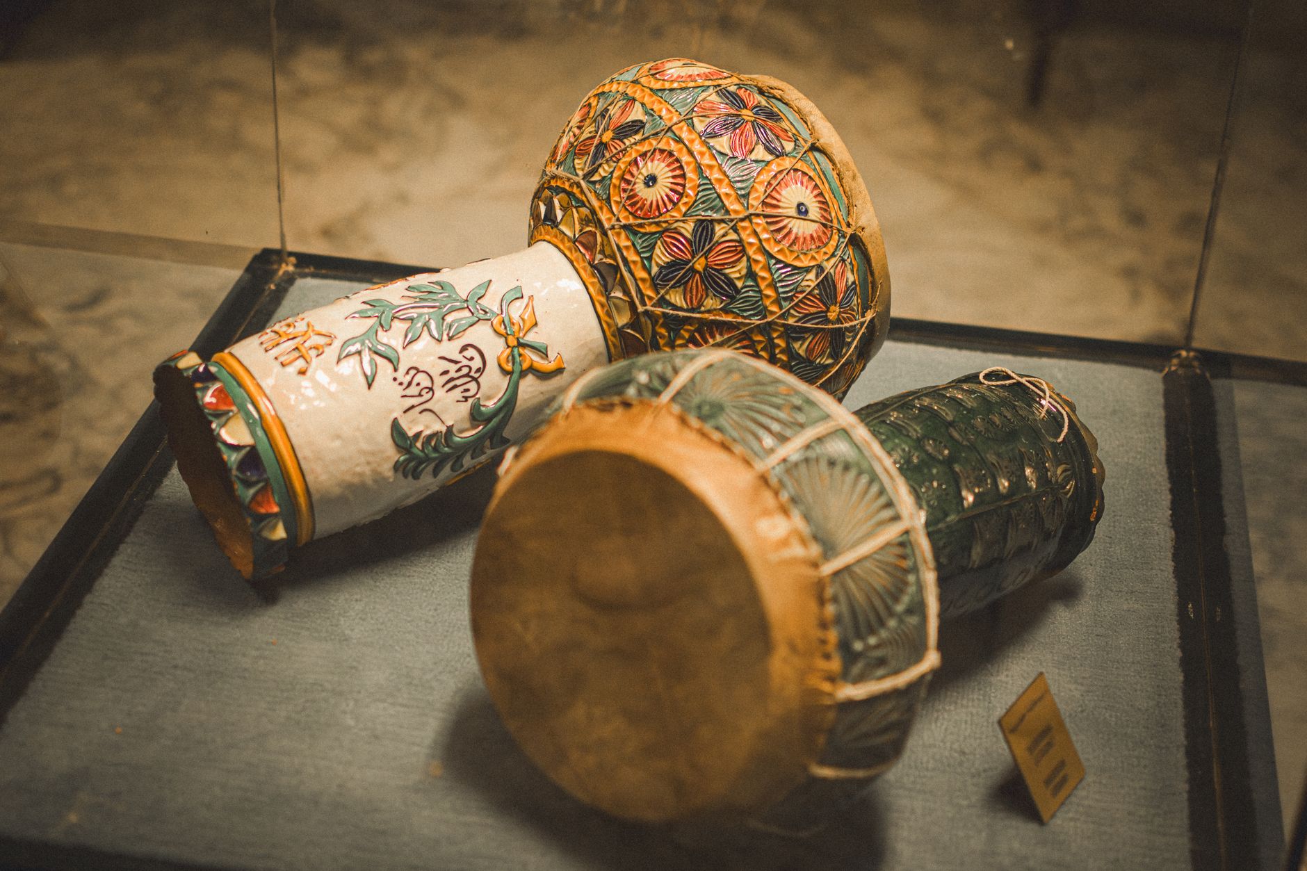Bogato zdobione bębny ceramiczne w muzeum w Kartaginie