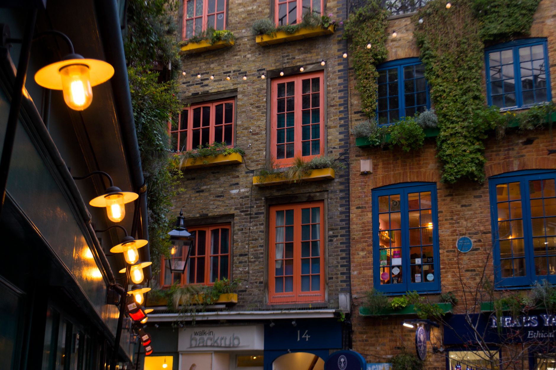 Neal’s Yard w Londynie o zmroku, kolorowe fasady, girlandy świateł