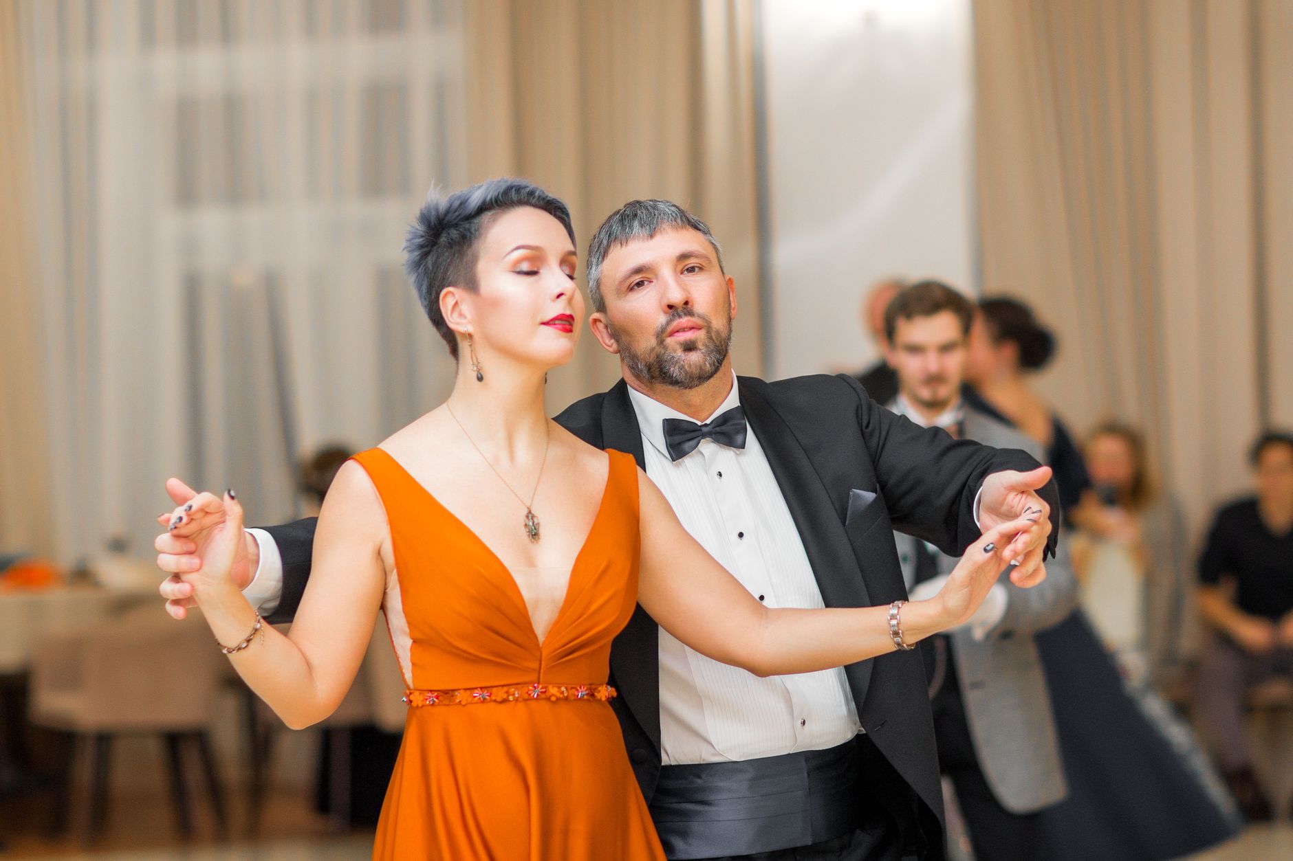 Para tańczy elegancki taniec towarzyski na weselu