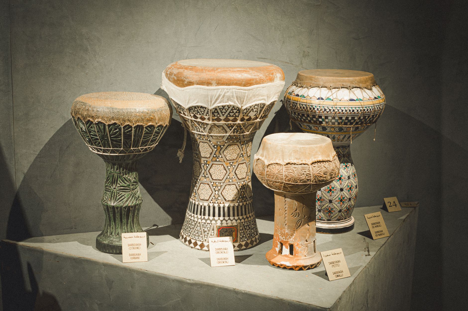 Tuniski ekspozytor z misternie zdobionymi ceramicznymi bębnami w muzeum