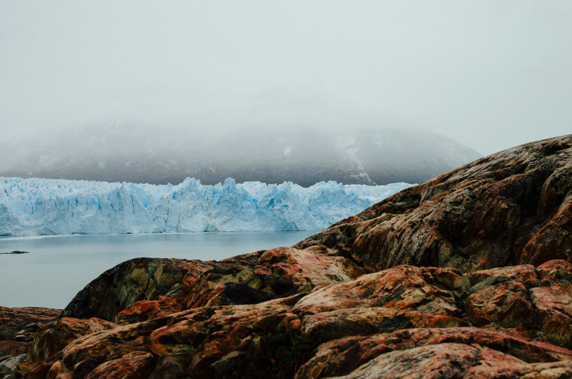Lodowiec Perito Moreno w Patagonii, skały i mgła
