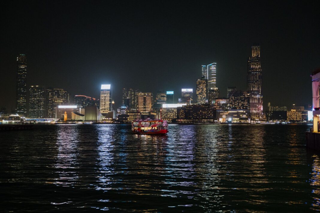 Nocna panorama Hongkongu z oświetloną zatoką Victoria Harbour Nocna panorama Hongkongu z oświetloną zatoką Victoria Harbour