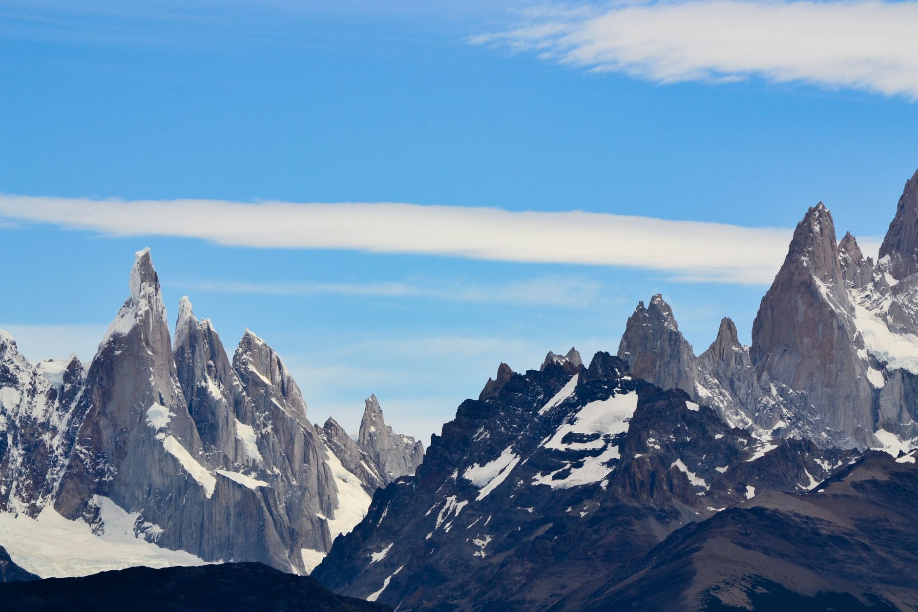 Surowe szczyty Fitz Roy w Patagonii na tle bezchmurnego nieba