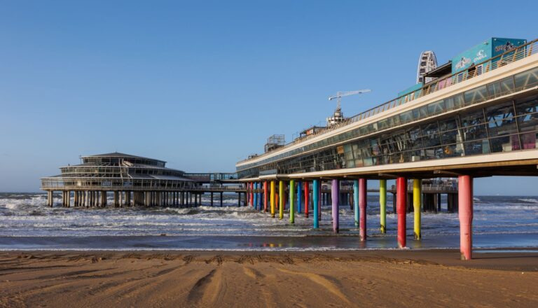 Kolorowe molo nad piaszczystą plażą w Scheveningen