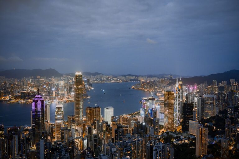 Nocna panorama oświetlonego Hongkongu i portu Victoria Harbour