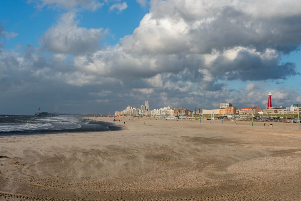 Plaża Scheveningen z diabelskim młynem