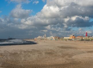 Haga w jeden dzień: trasa od Binnenhofu po plażę w Scheveningen Plaża Scheveningen z diabelskim młynem