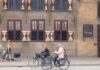 Holandia z dziećmi: 15 miejsc, które ucieszą całą rodzinę Rowerzyści i piesi przy zabytkowym budynku na ulicy w Holandii